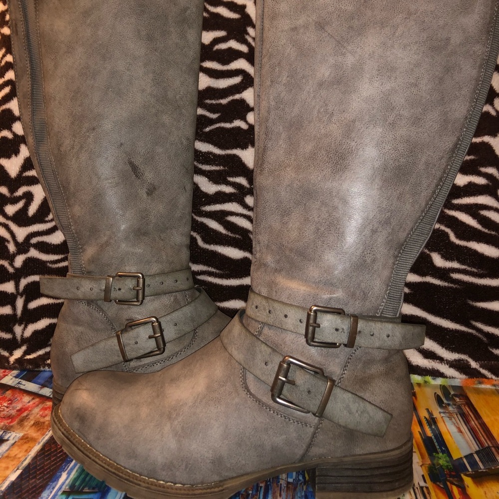 Cute Grey boots 👢